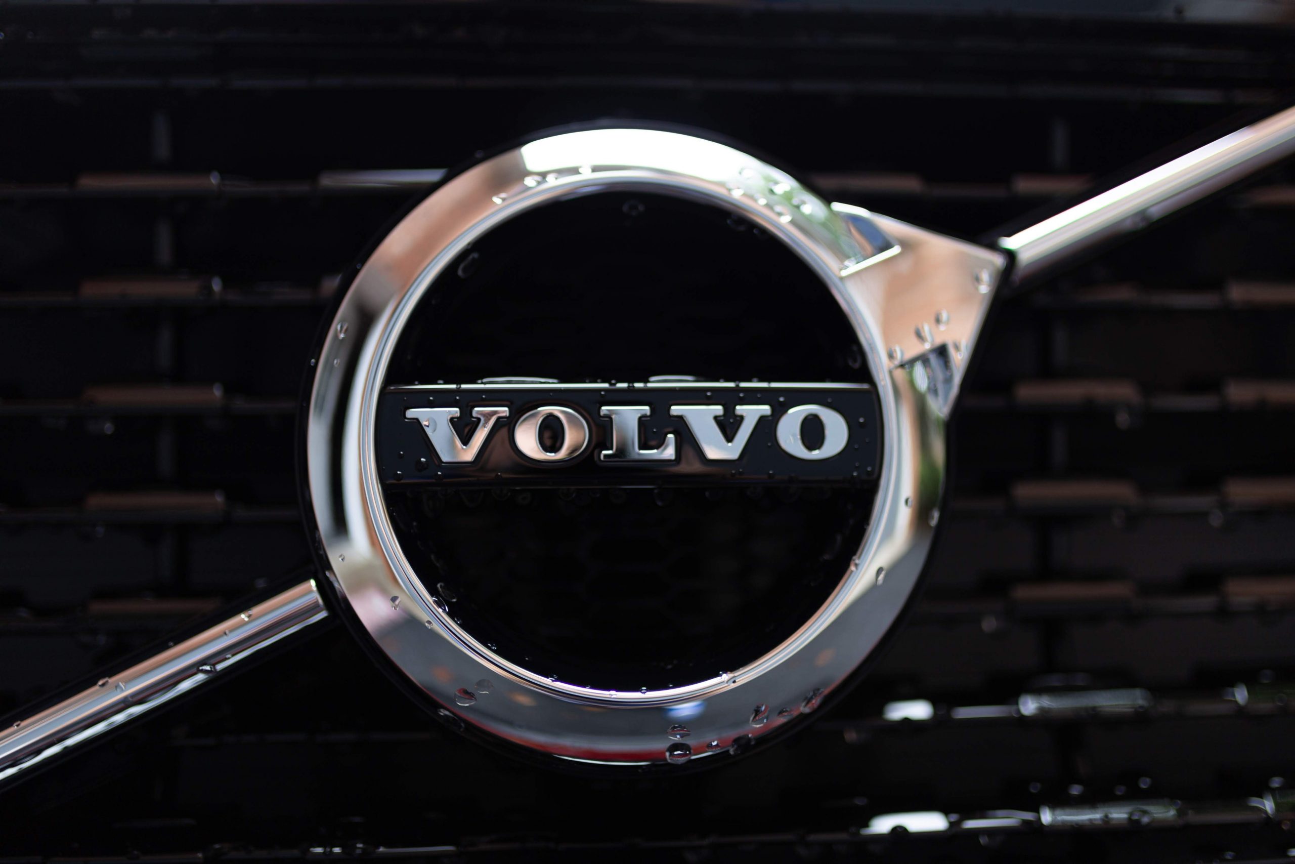 Volvo slopar vinterdäck och butiksförsäljning
